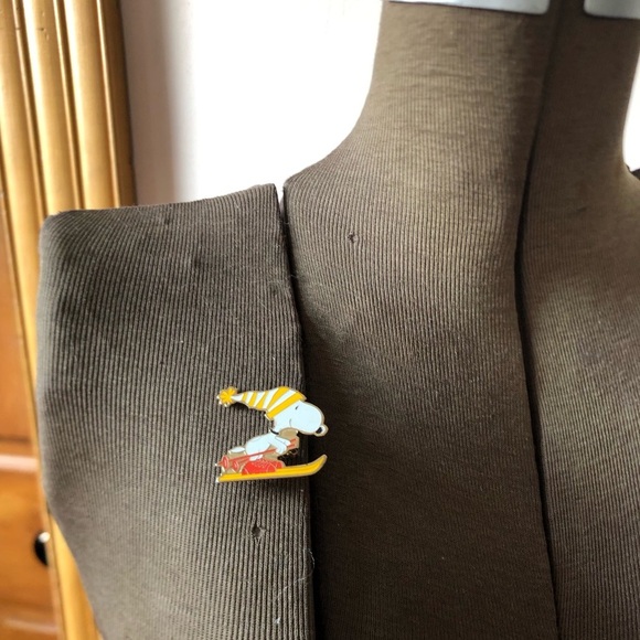 Vtg 1972 Snoopy Skiing Enamel Pin - Picture 3 of 11